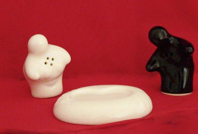 Kissing Ceramic Salt & Pepper Shaker - Black/White